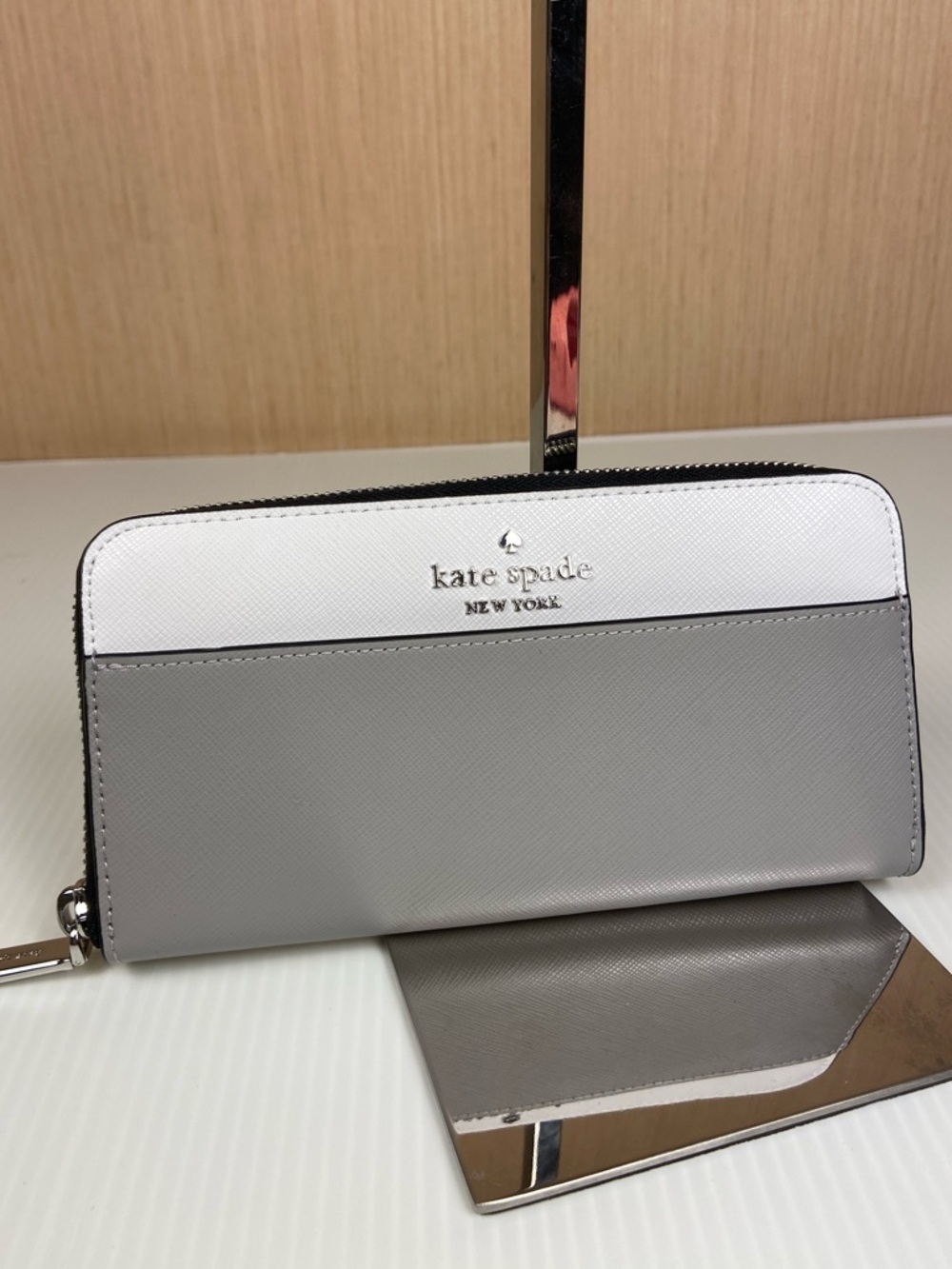 Kate Spade Gray White Zip Around Wallet Saffiano Leather Like New